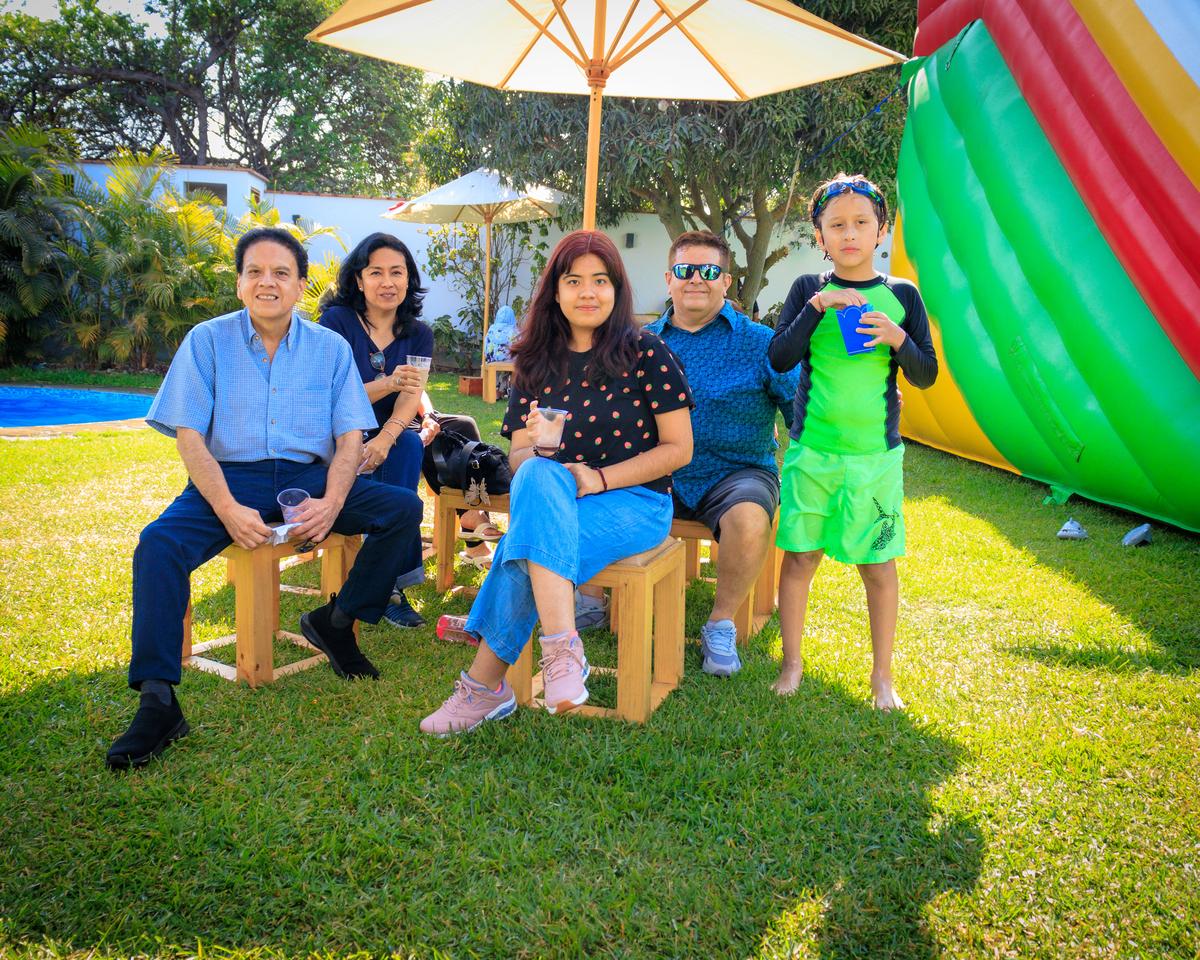 Familia en la fiesta de cumpleaños