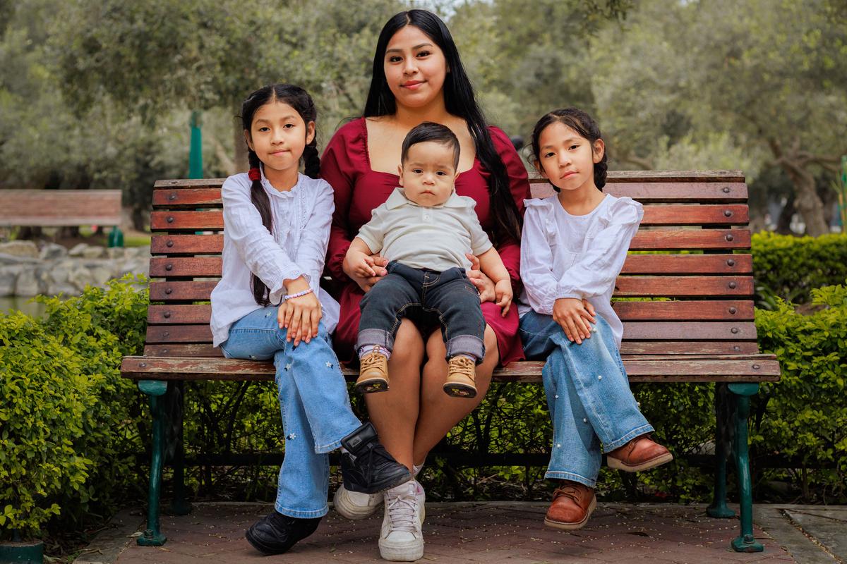 Sesión de fotos de bebé con su familia